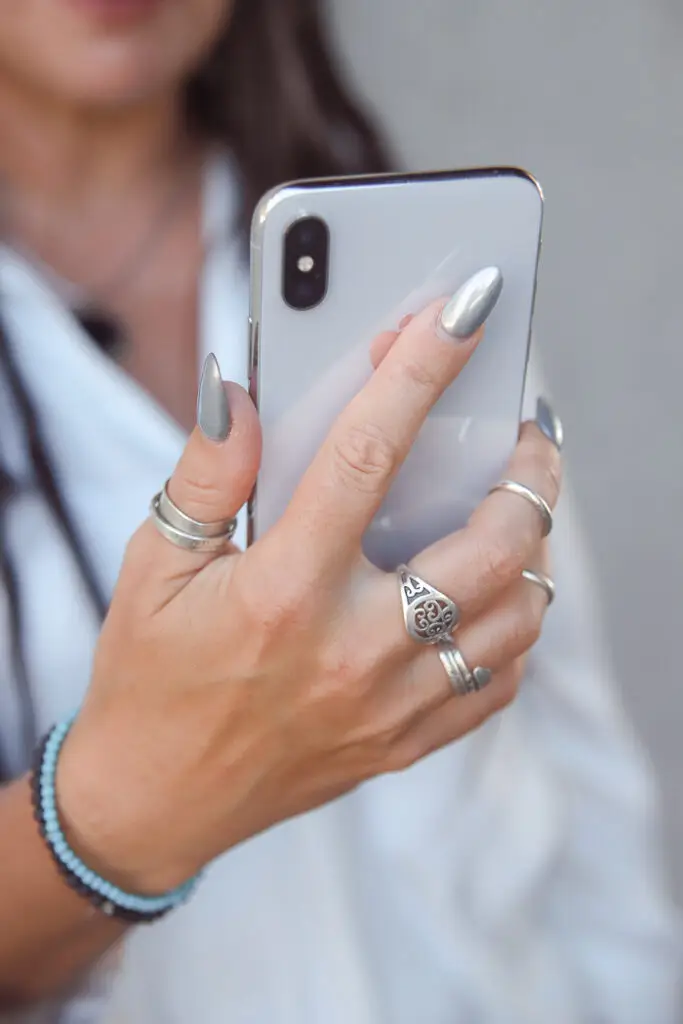phone closeup nice hand
